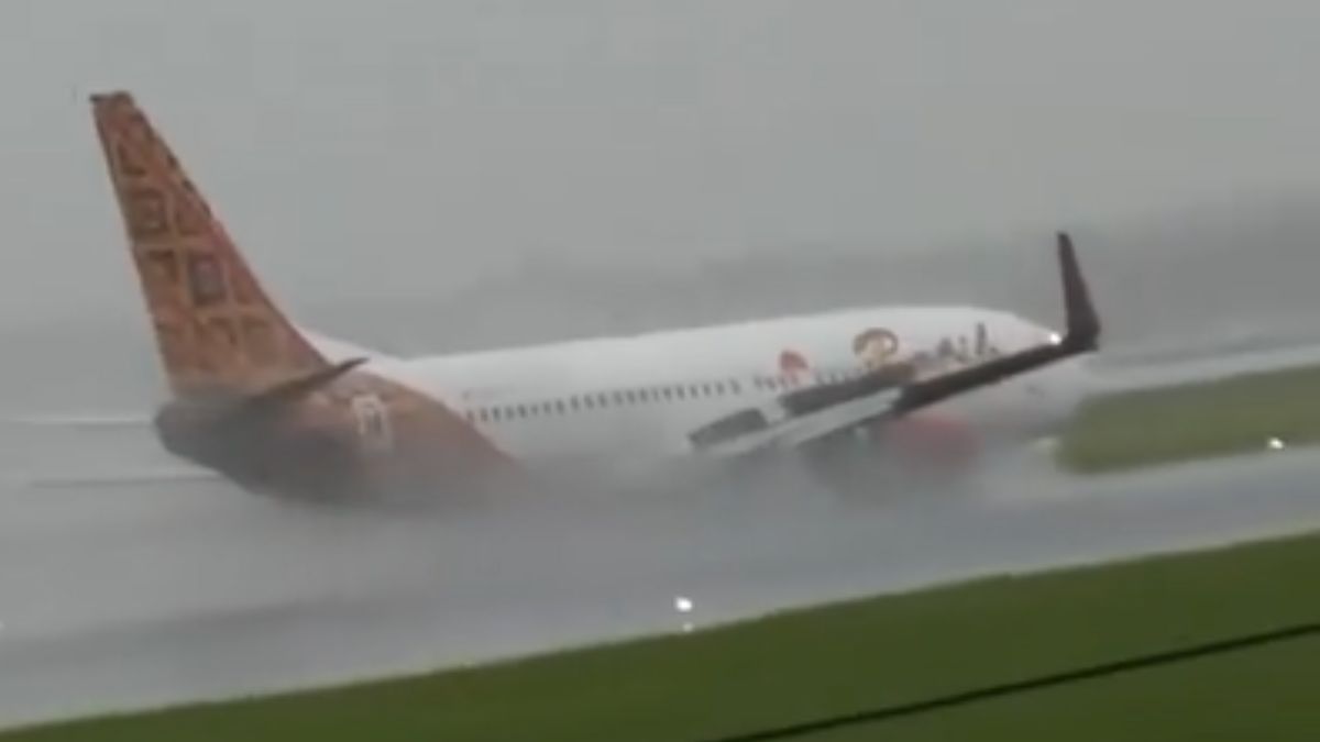 Boeing 737 Narrowly Avoids Crash In Indonesia, Scary Landing Caught On Camera | Video